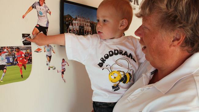 Oddemor Tone Haugen og en liten 'kunde' av Bratsberghavna barnehage