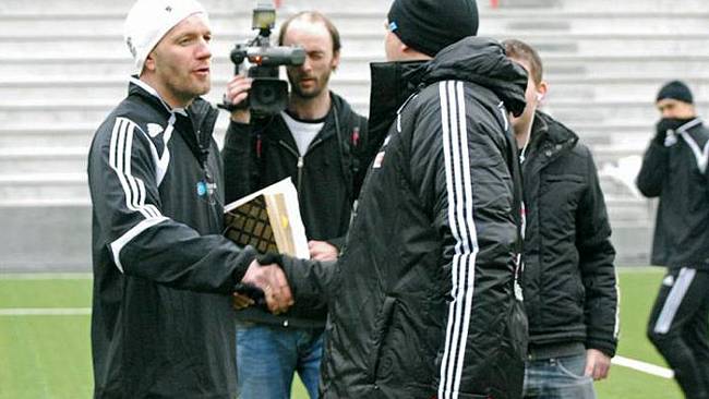 Bård Tufte Johansen 'trener' ODD Grenland. Her med Dag-Eilev Fagermo.