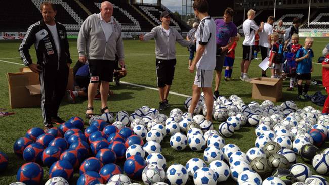 Alle får hver sin ball. Fotballskolen 2012