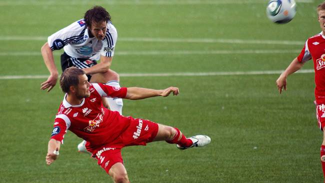 Simen Brenne fyrer av